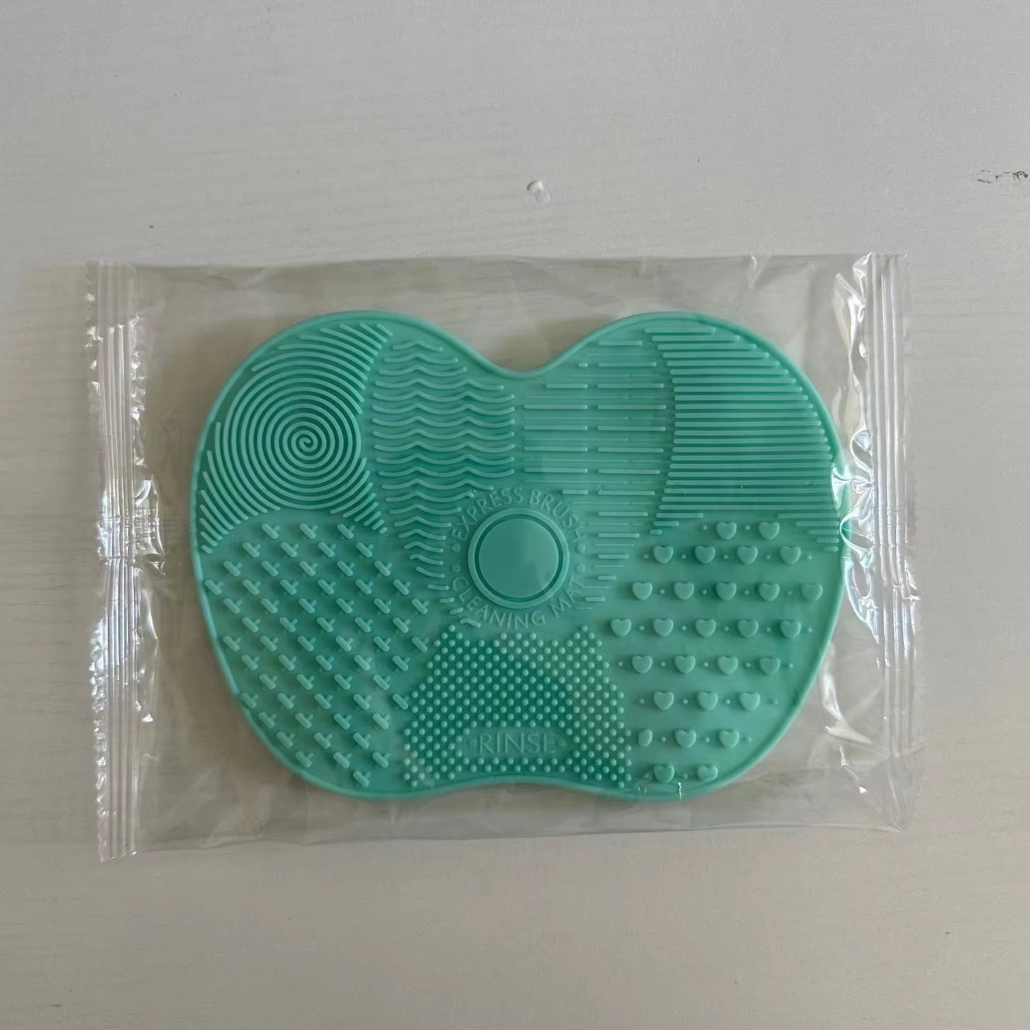 Apple Shaped Silicone Makeup Brush Cleaning Pad-Efficient & Portable & Reusable Makeup Brush Cleaning Mat with Suction Cup